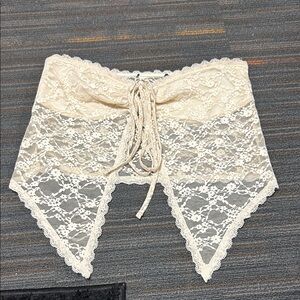 Chic Lace Crop Top in Cream